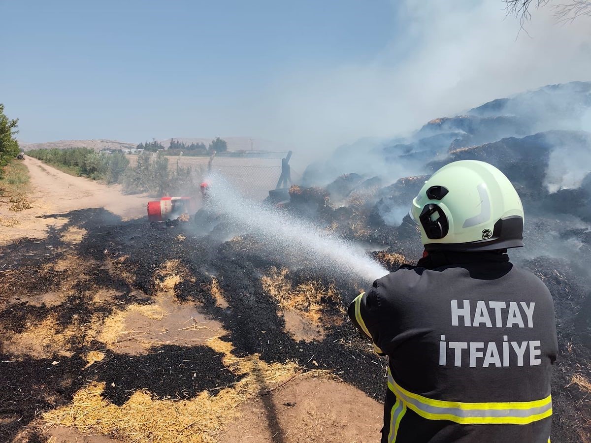 Kumlu&rsquo;da saman balyaları alevlere teslim oldu
