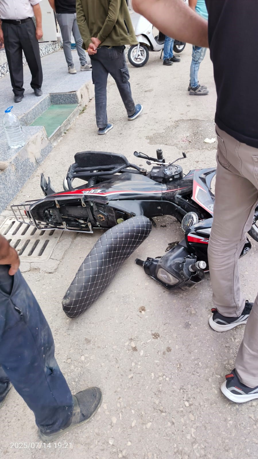 Elektrik hattı korunsun diye yapılan kasis, motosikletliyi hastanelik etti
