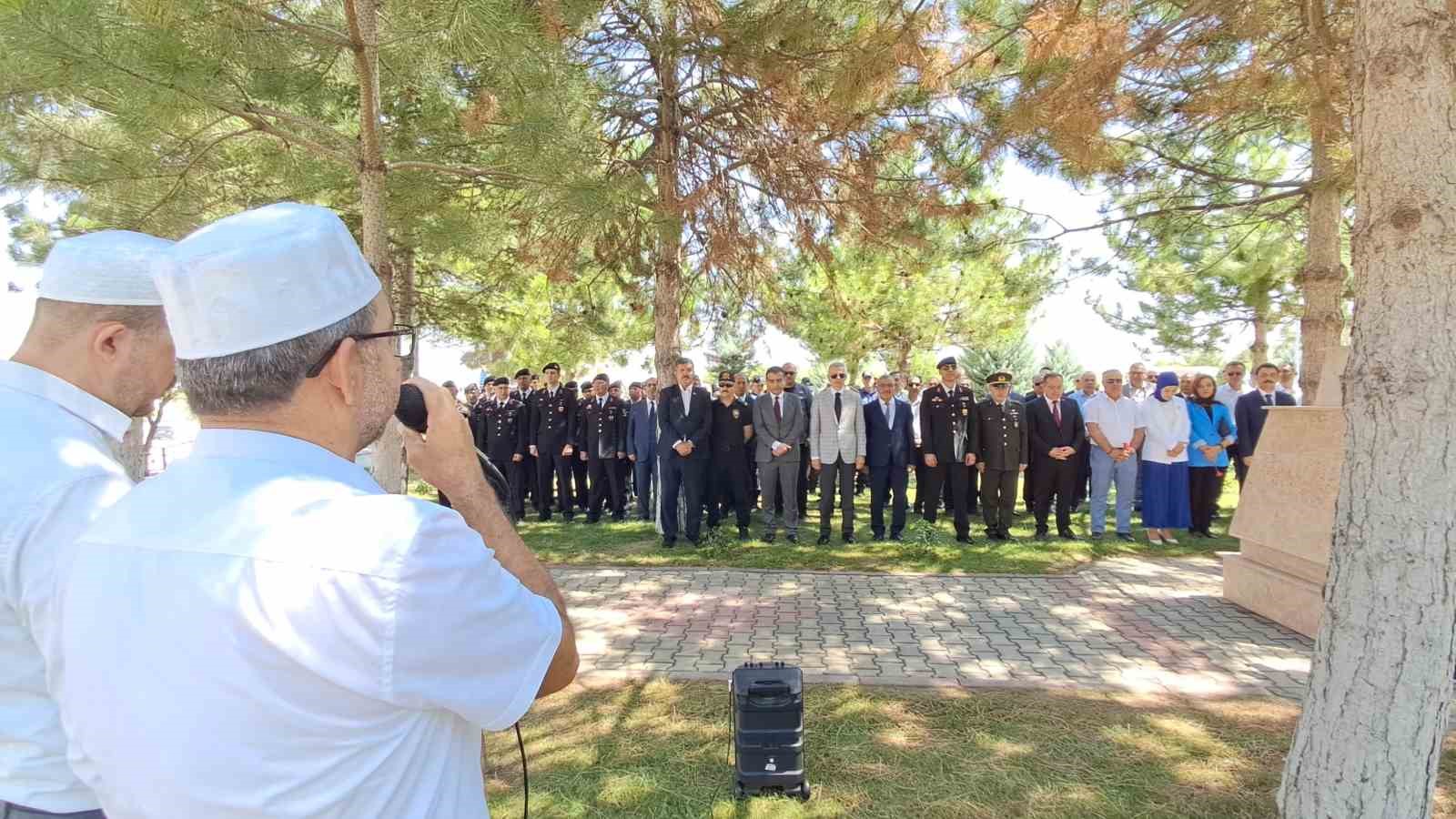 Karaman&rsquo;da 15 Temmuz Demokrasi ve Milli Birlik G&uuml;n&uuml; şehitlik ziyaretiyle başladı
