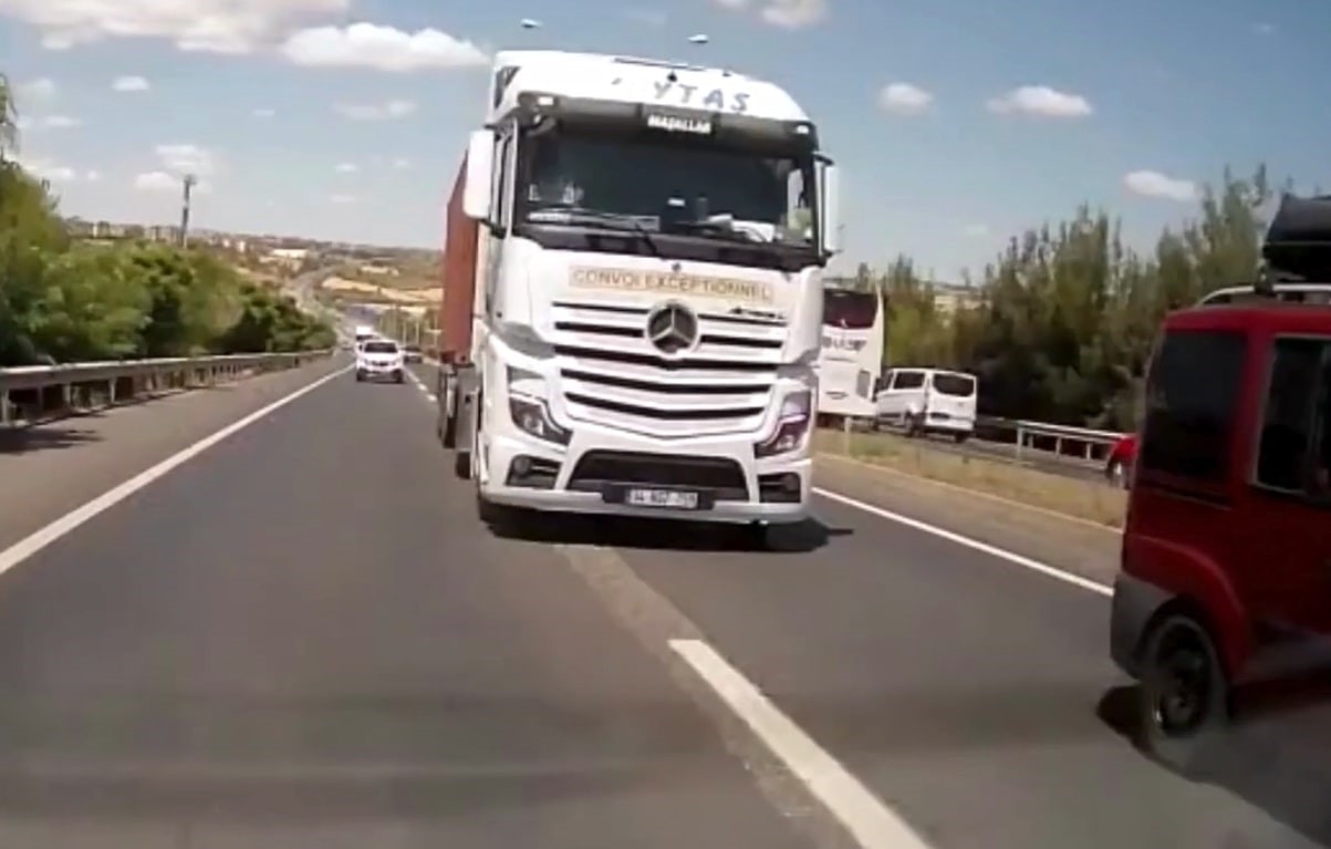 D-110 Karayolu’nda tırın tehlikeli yolculuğu bir aracın güvenlik kamerasıyla saniye saniye kaydedildi