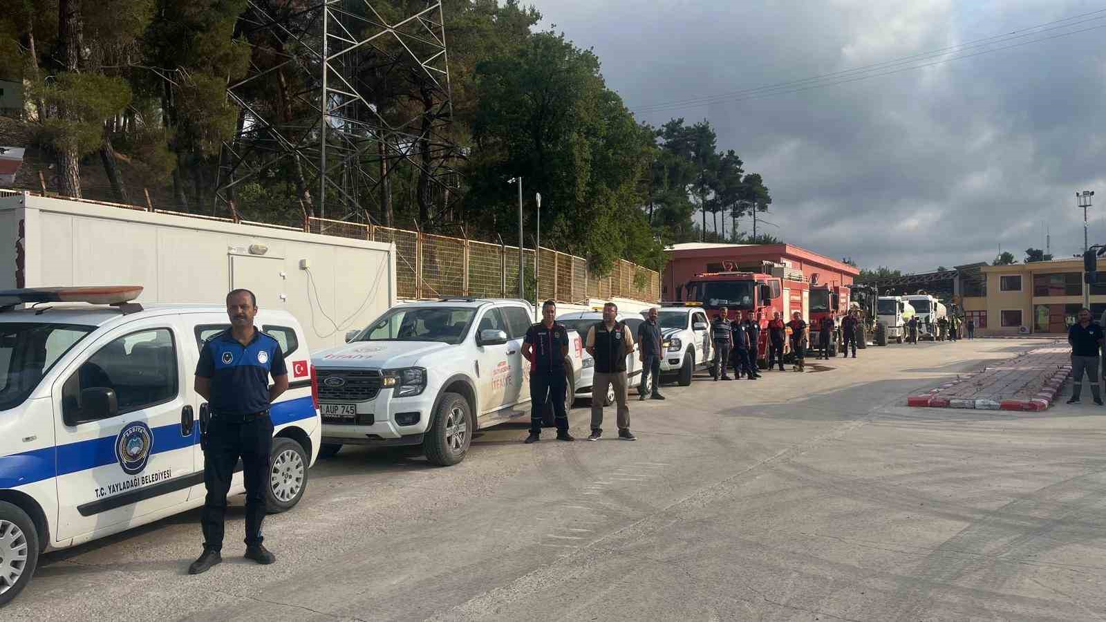 Suriye’de 11 gün süren alevleri kontrol altına alan ekipler konvoyla sirenler eşliğinde Hatay’a döndüler