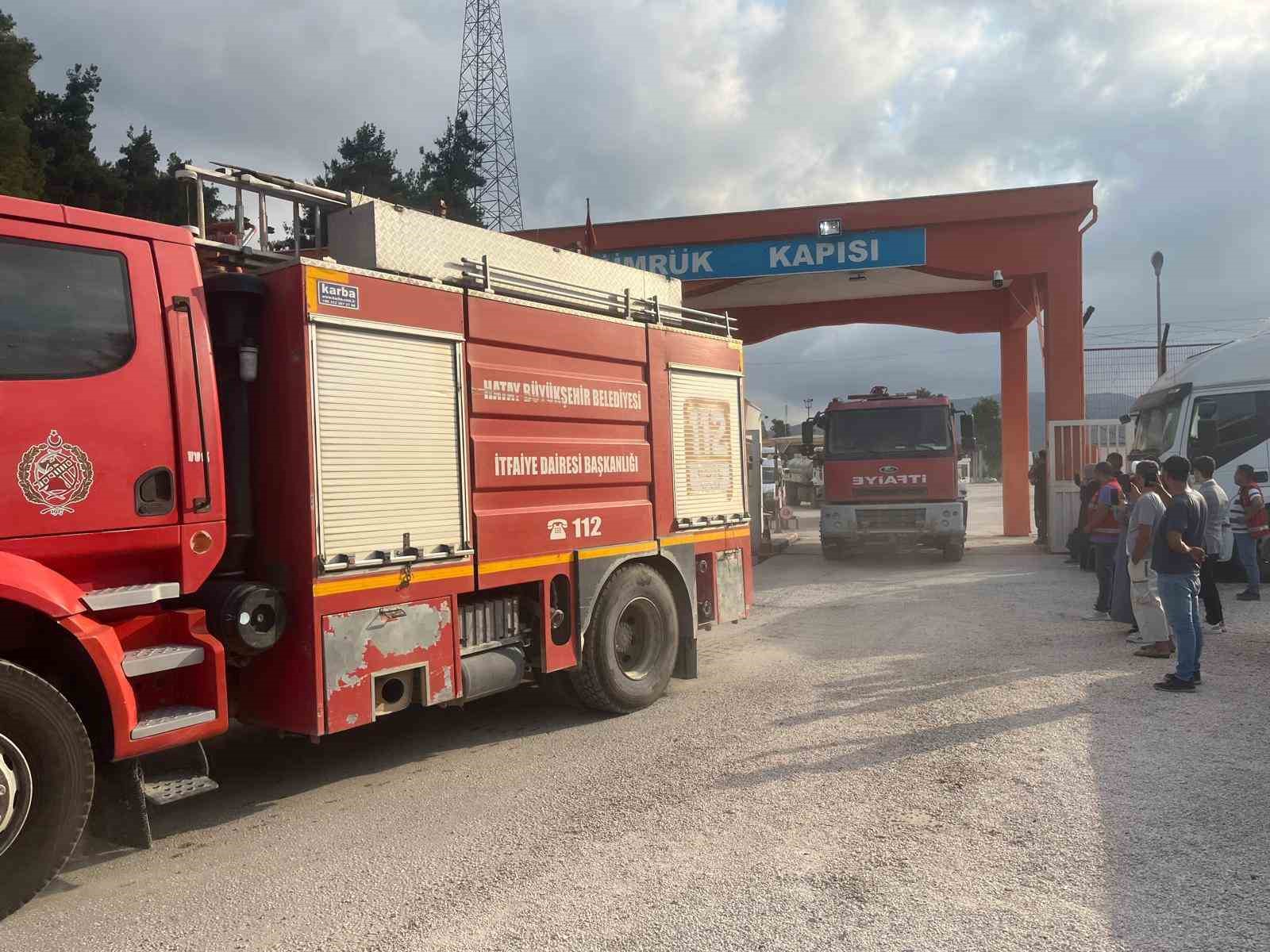 Suriye&rsquo;de 11 g&uuml;n s&uuml;ren alevleri kontrol altına alan ekipler konvoyla sirenler eşliğinde Hatay&rsquo;a d&ouml;nd&uuml;ler
