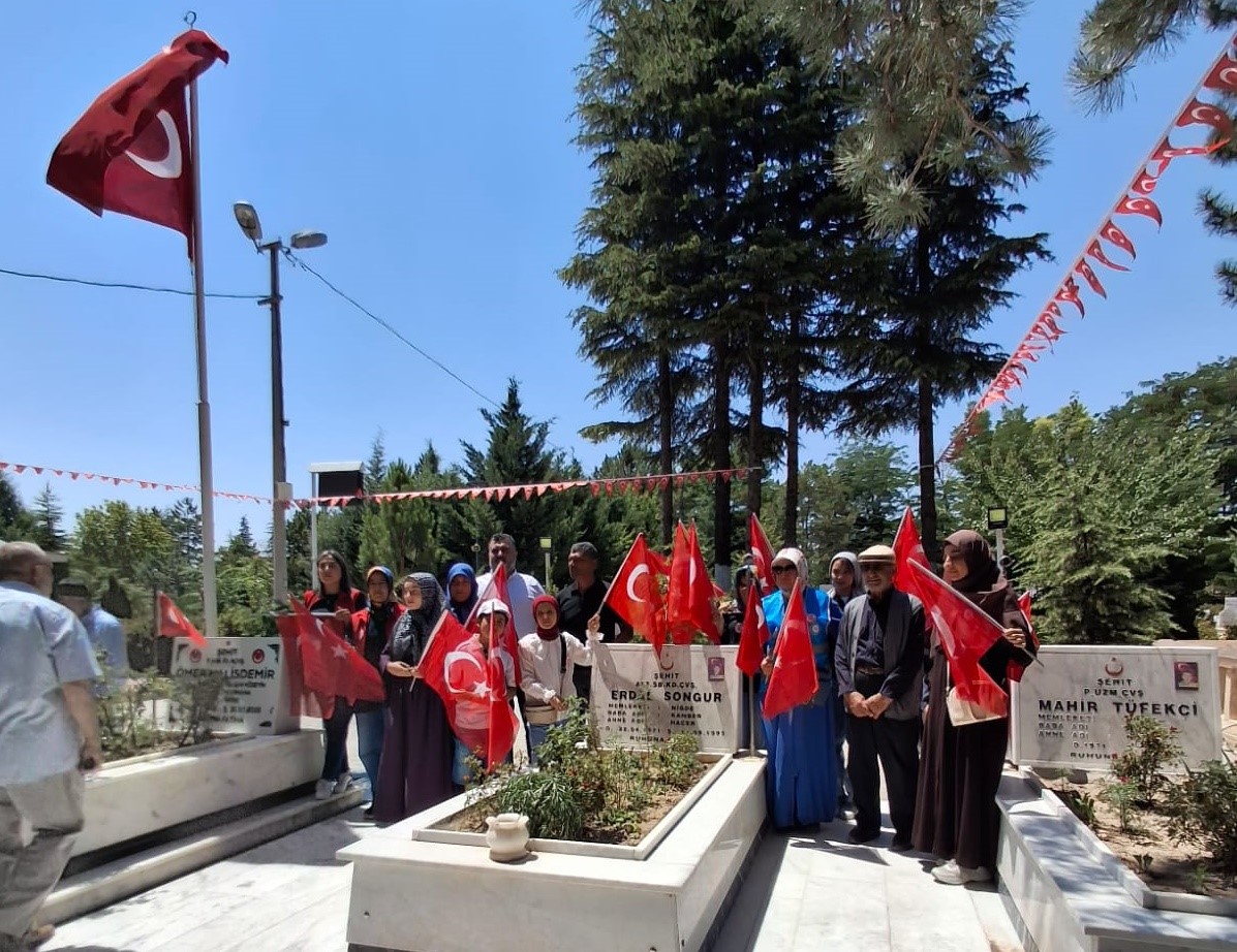 Adanalı üniversite öğrencileri Şehit Ömer Halisdemir’in kabrinde dua etti