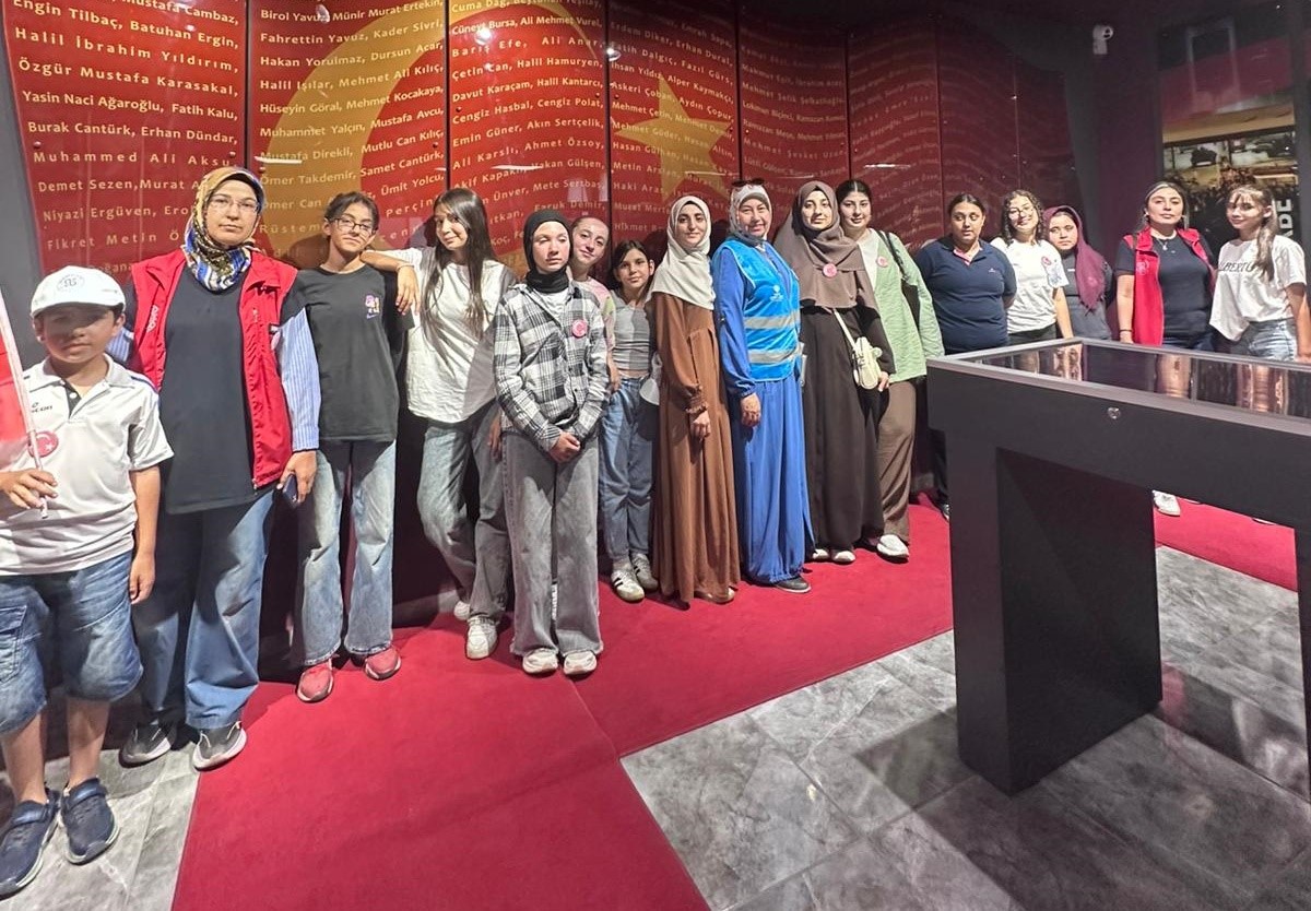 Adanalı &uuml;niversite &ouml;ğrencileri Şehit &Ouml;mer Halisdemir&rsquo;in kabrinde dua etti
