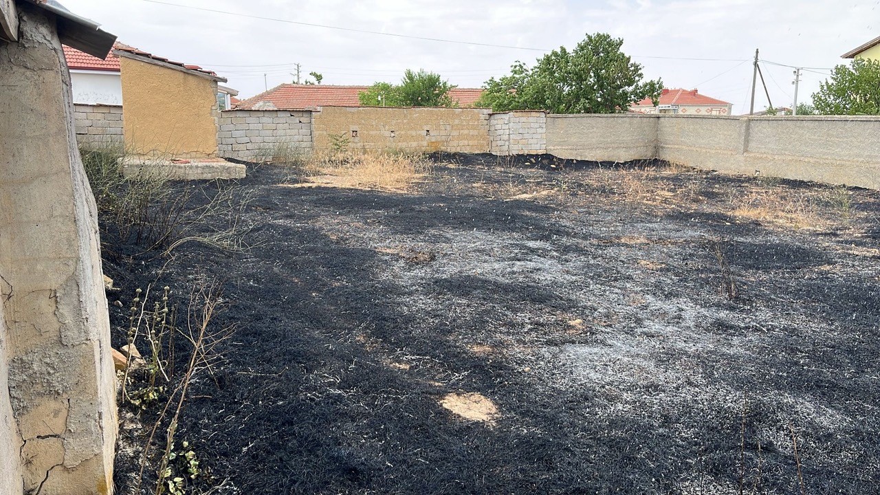 Kulu’da bahçedeki ot yangını korkuttu