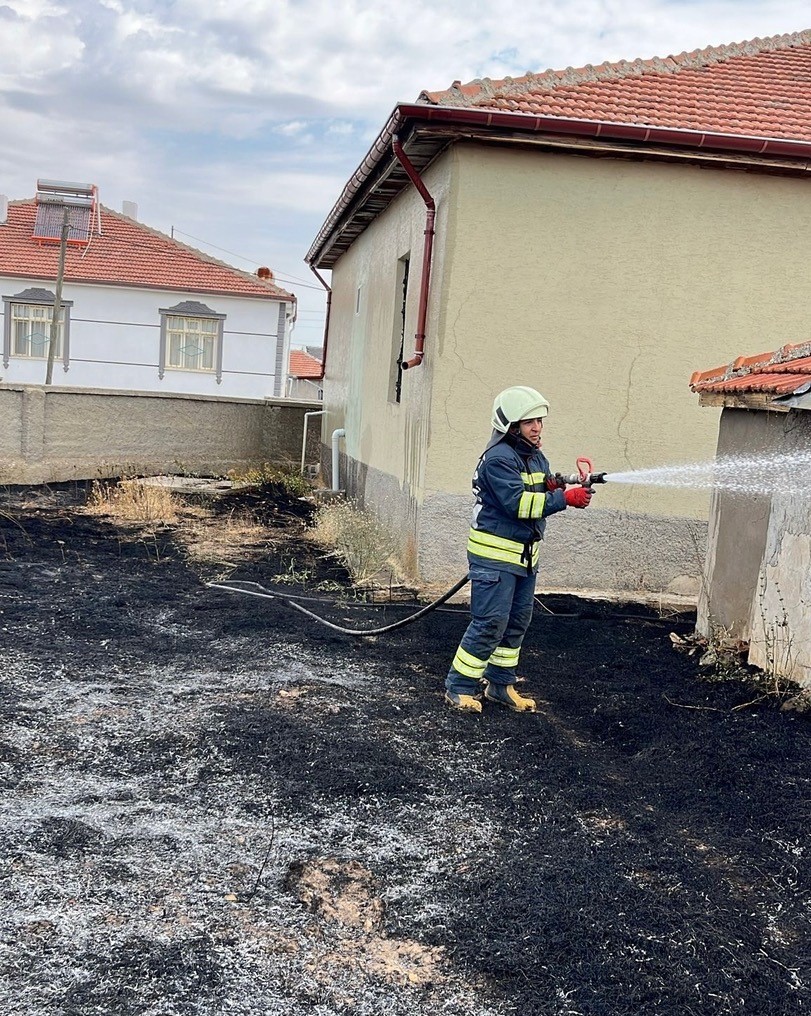 Kulu&rsquo;da bah&ccedil;edeki ot yangını korkuttu
