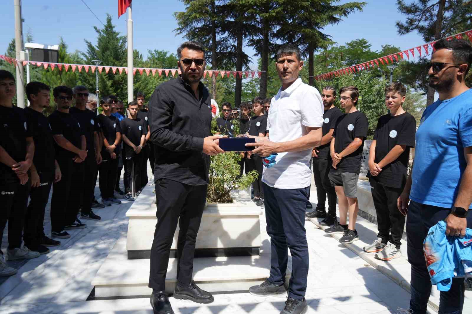 Arnavutk&ouml;y&rsquo;den Şehit &Ouml;mer Halisdemir&rsquo;in kabrine 6 g&uuml;n pedal &ccedil;evirdiler
