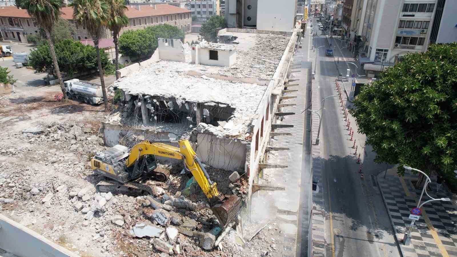 Mersin’de eski öğretmenevinin yıkımı gerçekleştirildi