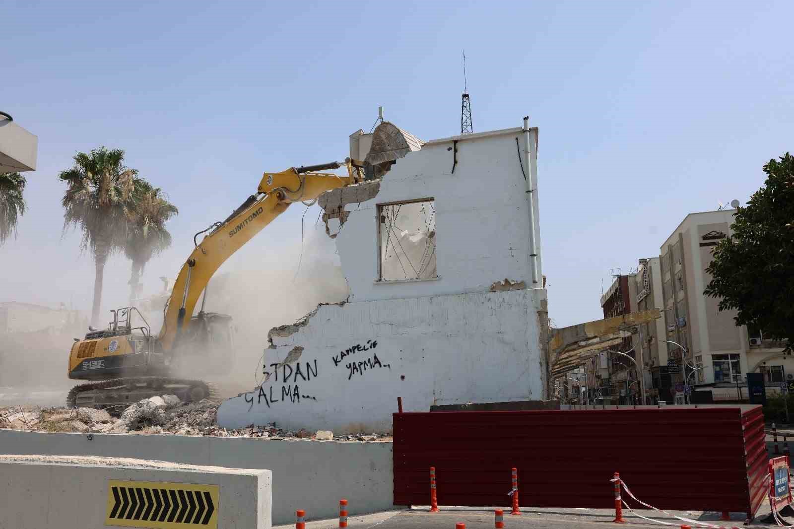 Mersin&rsquo;de eski &ouml;ğretmenevinin yıkımı ger&ccedil;ekleştirildi
