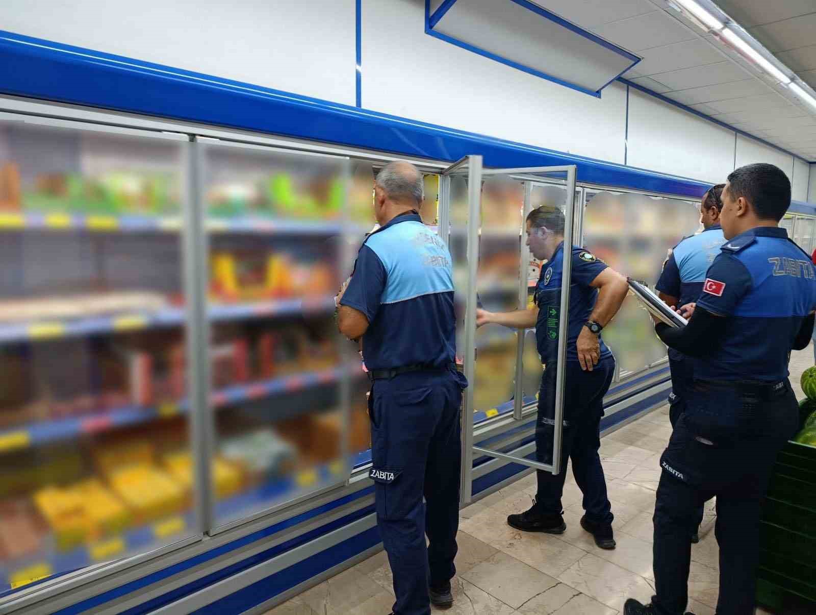 Mersin&rsquo;de zincir marketlerde etiket ve son kullanma tarihi denetimi
