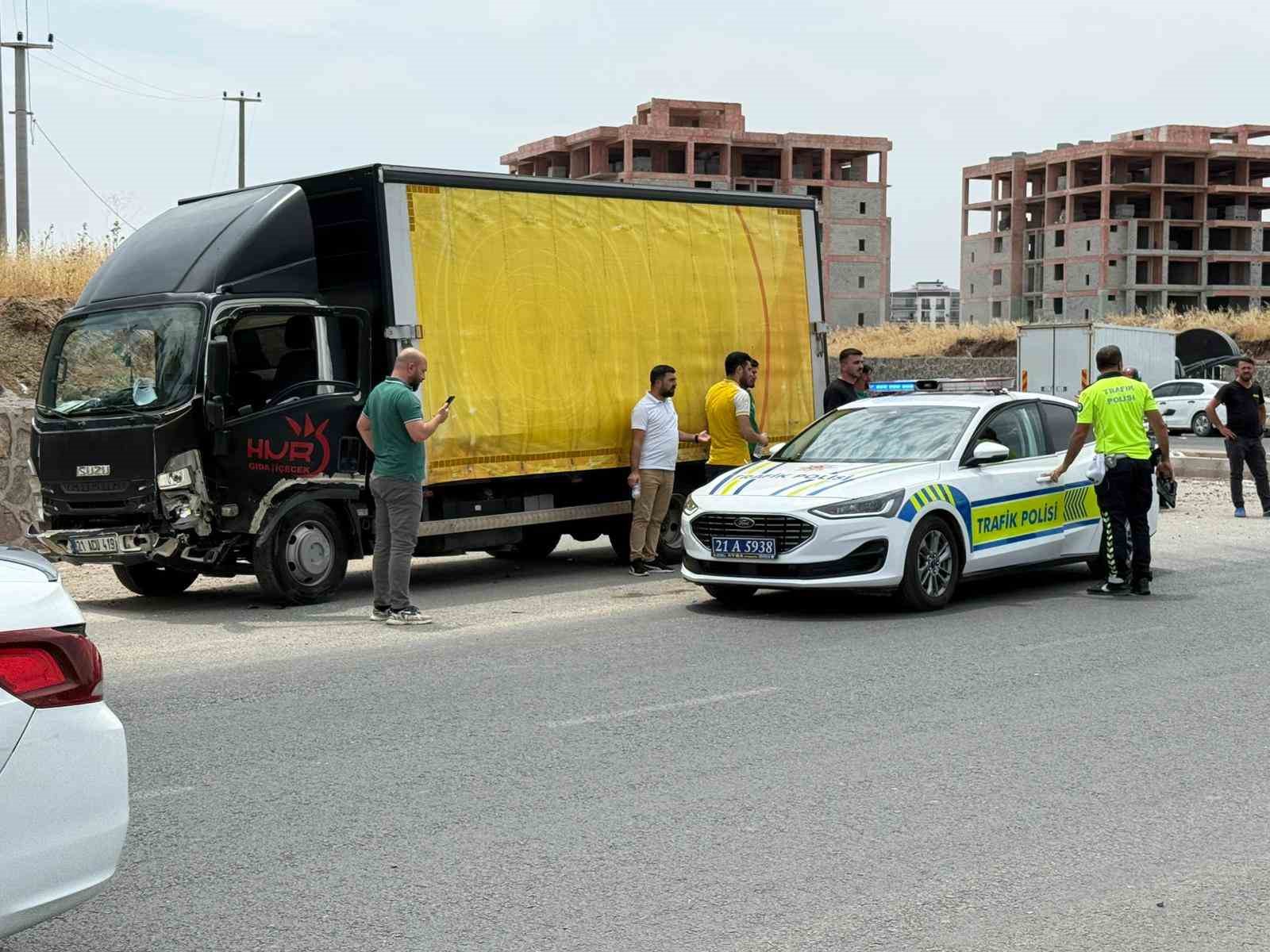 Kamyonet ile otomobil kafa kafaya çarpıştı: 2 yaralı