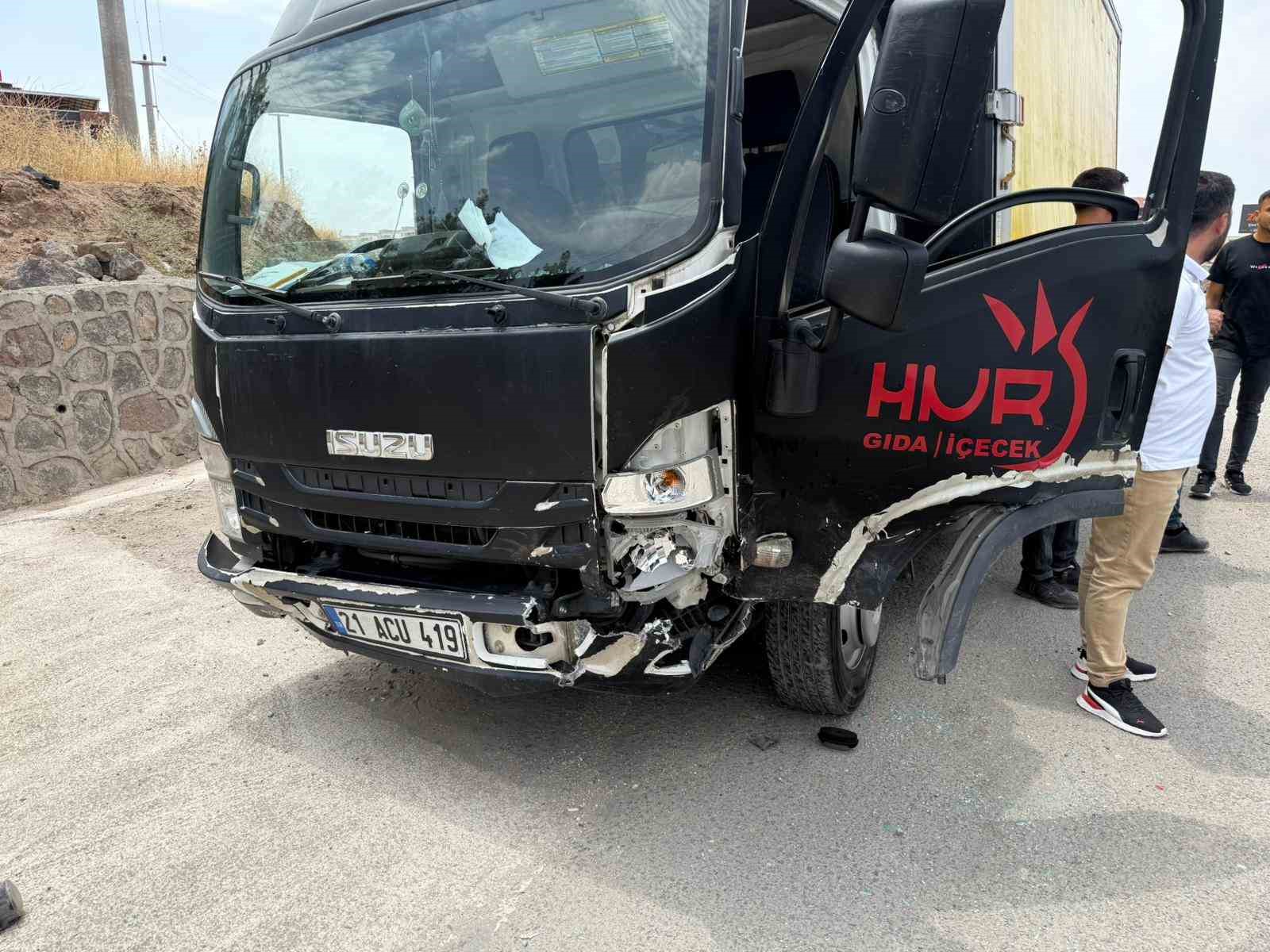 Kamyonet ile otomobil kafa kafaya çarpıştı: 2 yaralı
