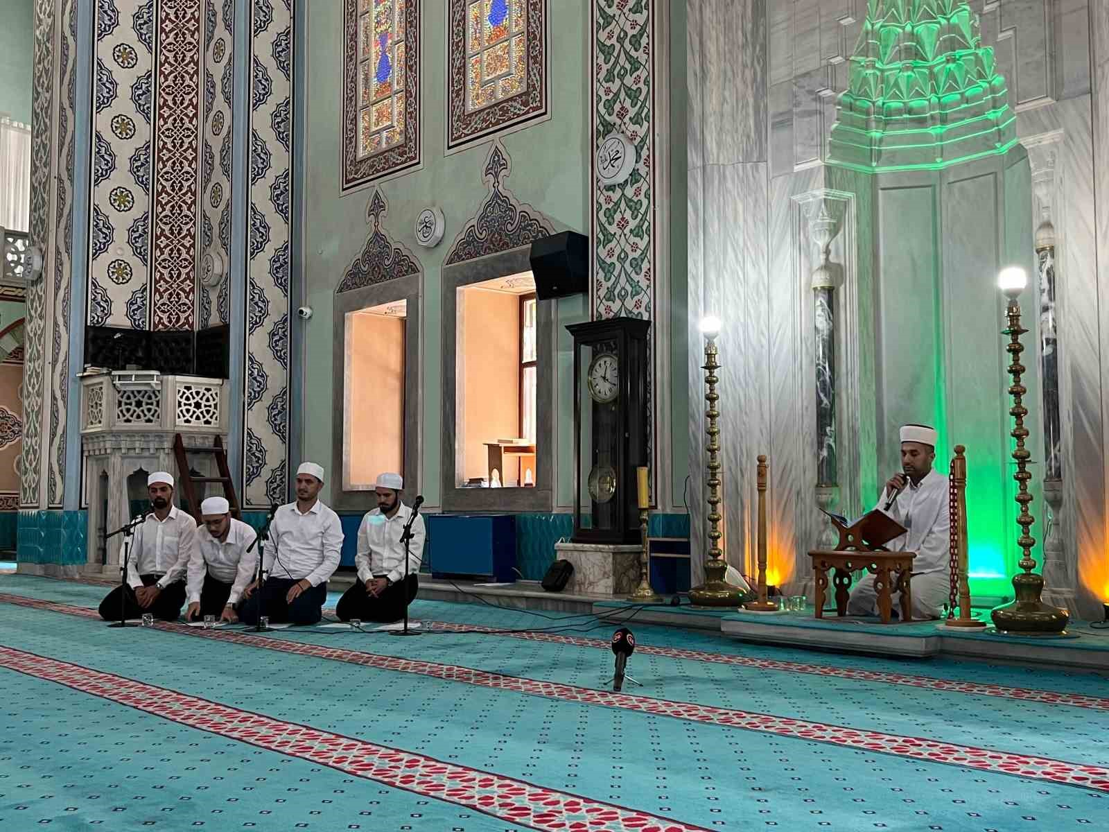 Eskişehir’de vatandaşlar 15 Temmuz şehitleri için camide buluştu