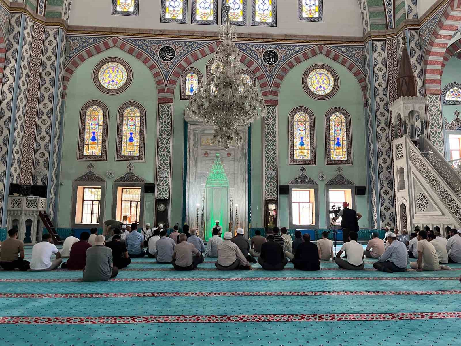 Eskişehir&rsquo;de vatandaşlar 15 Temmuz şehitleri i&ccedil;in camide buluştu
