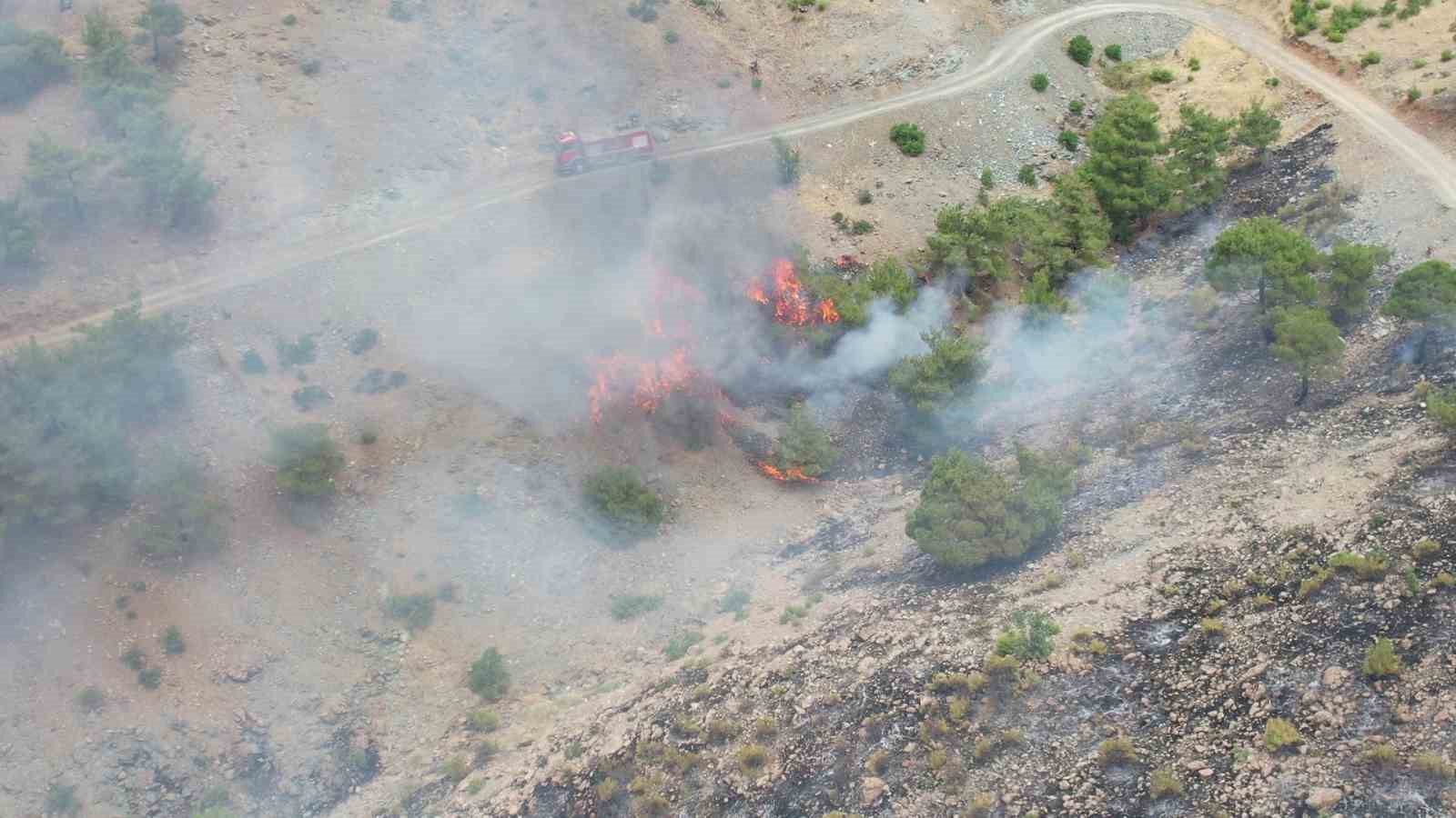 Adıyaman’da orman yangınına helikopterle müdahale edildi