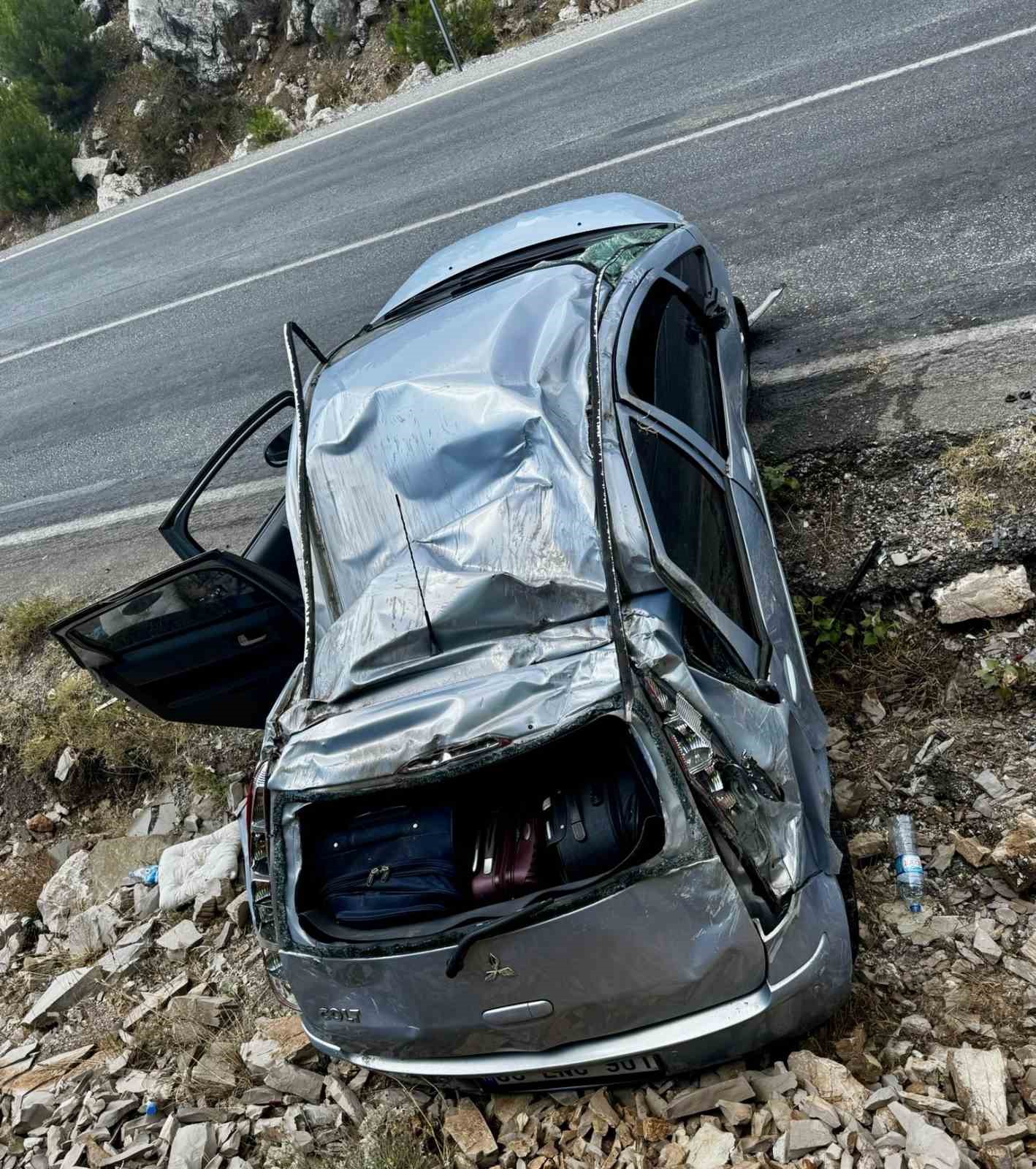 Akseki’de otomobil yoldan çıkıp kayalık alana çarptı: 5 yaralı