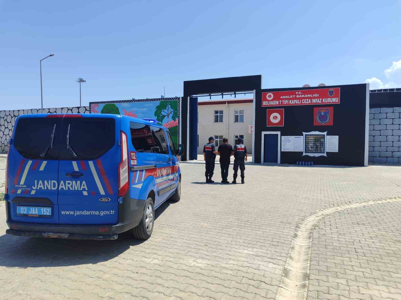 Çeşitli suçlardan aranan şahsı jandarma yakaladı