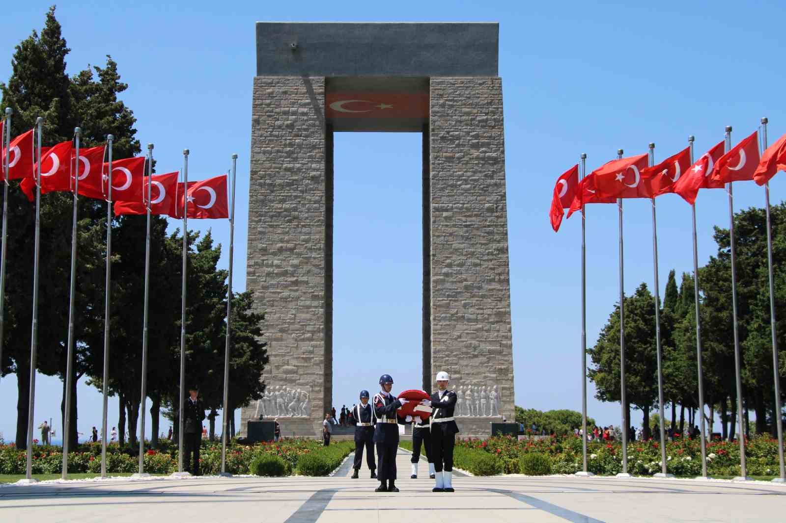&Ccedil;anakkale&rsquo;de 15 Temmuz şehitleri, &rsquo;Şehitler Abidesi&rsquo;nde anıldı
