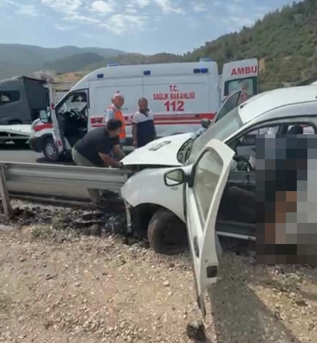 Hafif ticari ara&ccedil; bariyerlere ok gibi saplandı 2 kişi hayatını kaybetti
