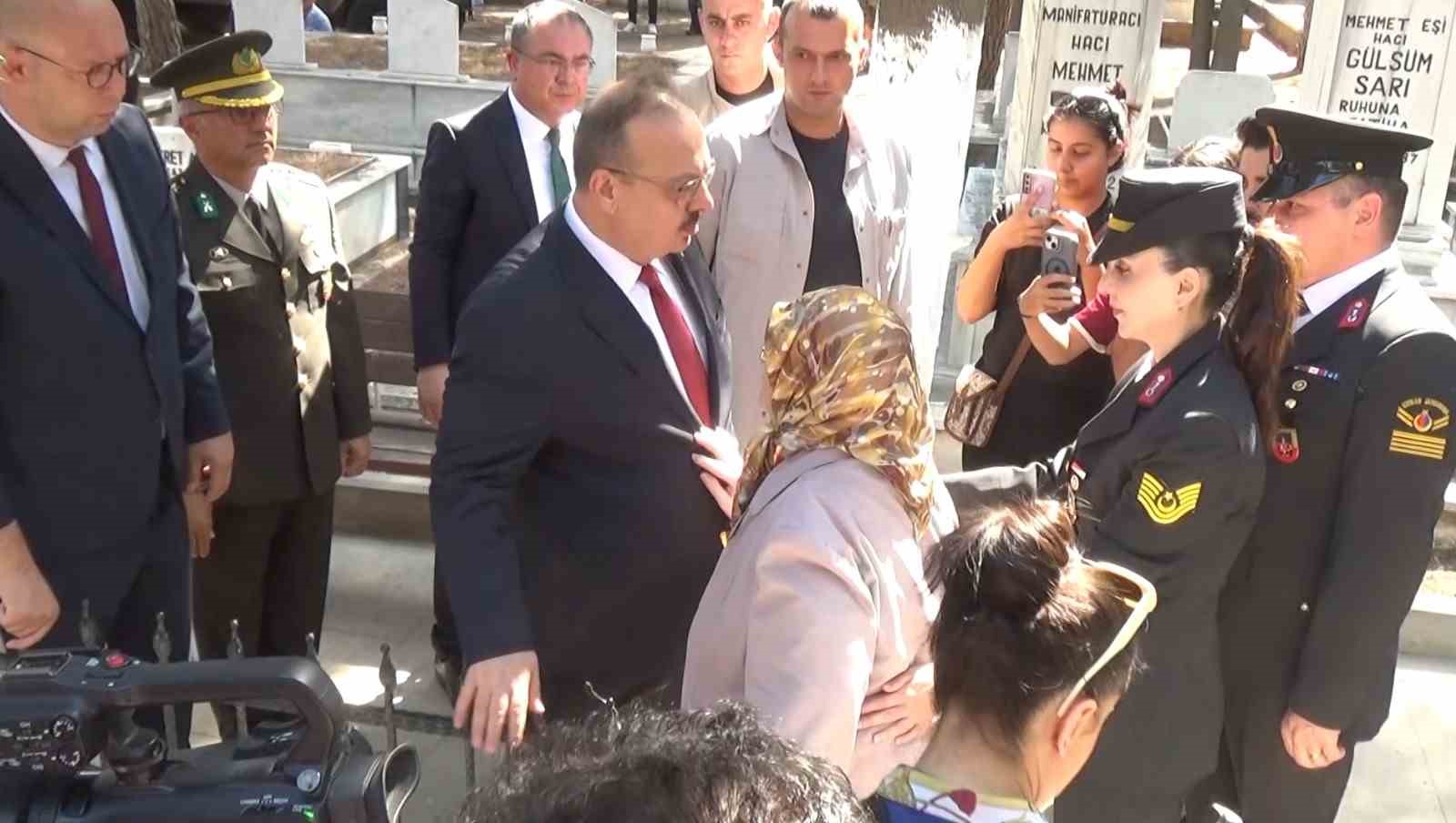 Oğlunun mezarına sarılamayan şehit annesi Şengüroğlu: "Bir kapı açılsın yeter"