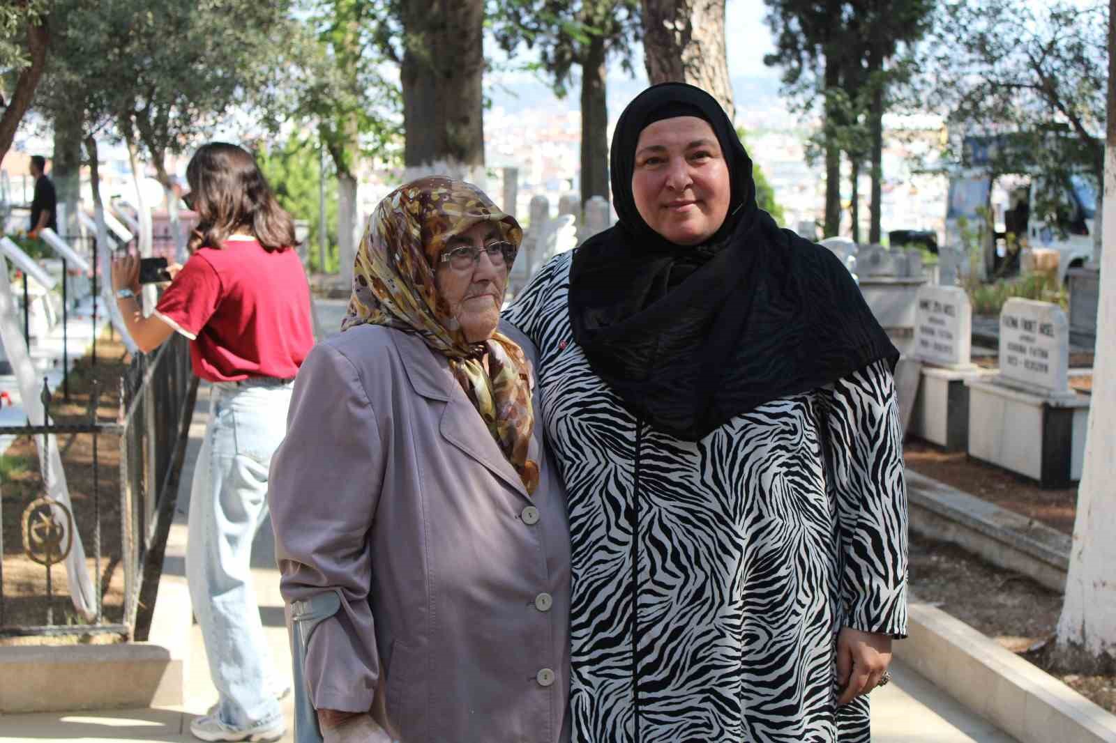 Oğlunun mezarına sarılamayan şehit annesi Şeng&uuml;roğlu: "Bir kapı a&ccedil;ılsın yeter"
