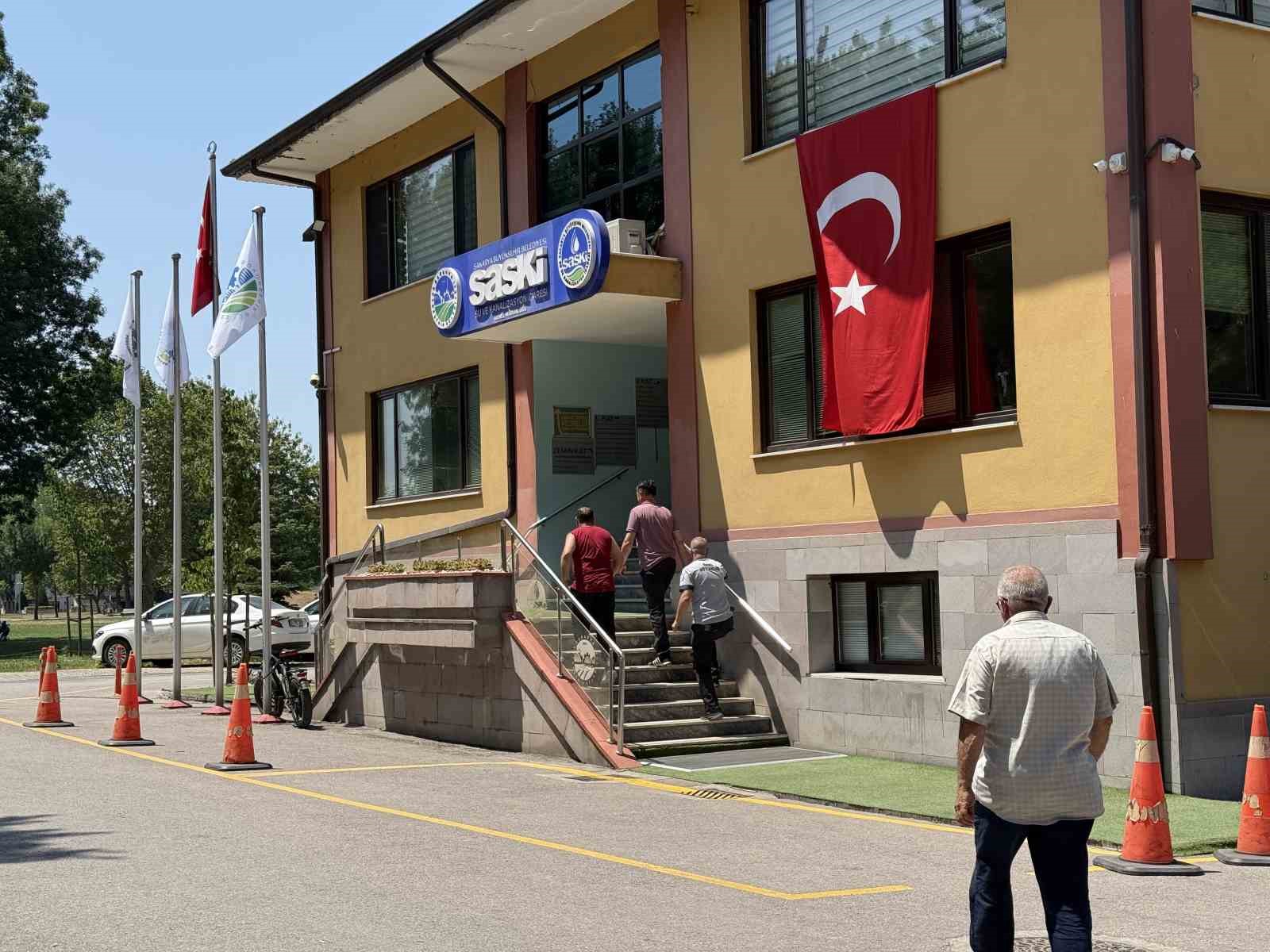 Kendini yakmakla tehdit etti, ekipleri görünce benzini motosiklete doldurdu