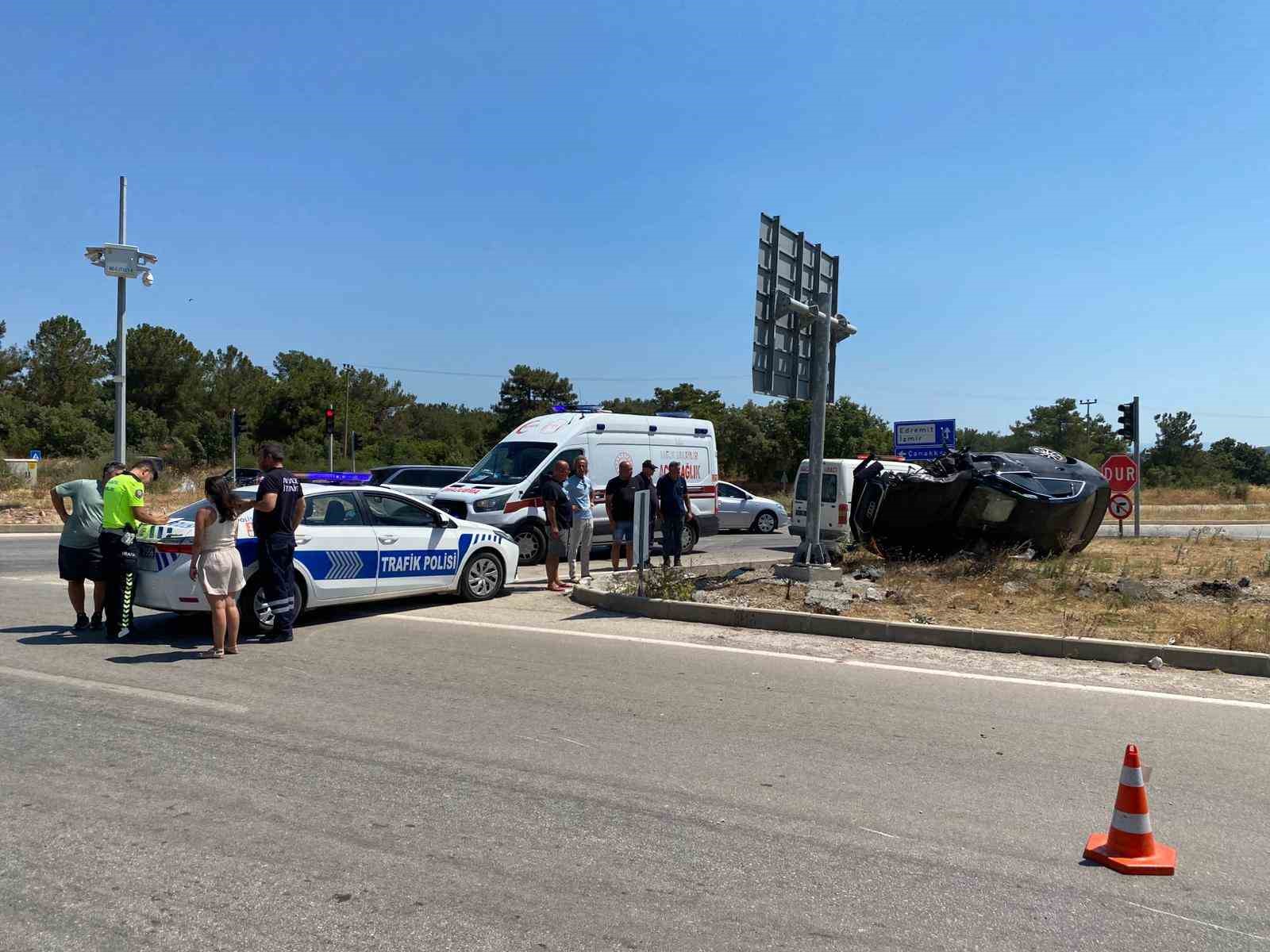 &Ccedil;anakkale&rsquo;de otomobil motosiklete &ccedil;arpıp takla attı: 1&rsquo;i ağır 2 yaralı
