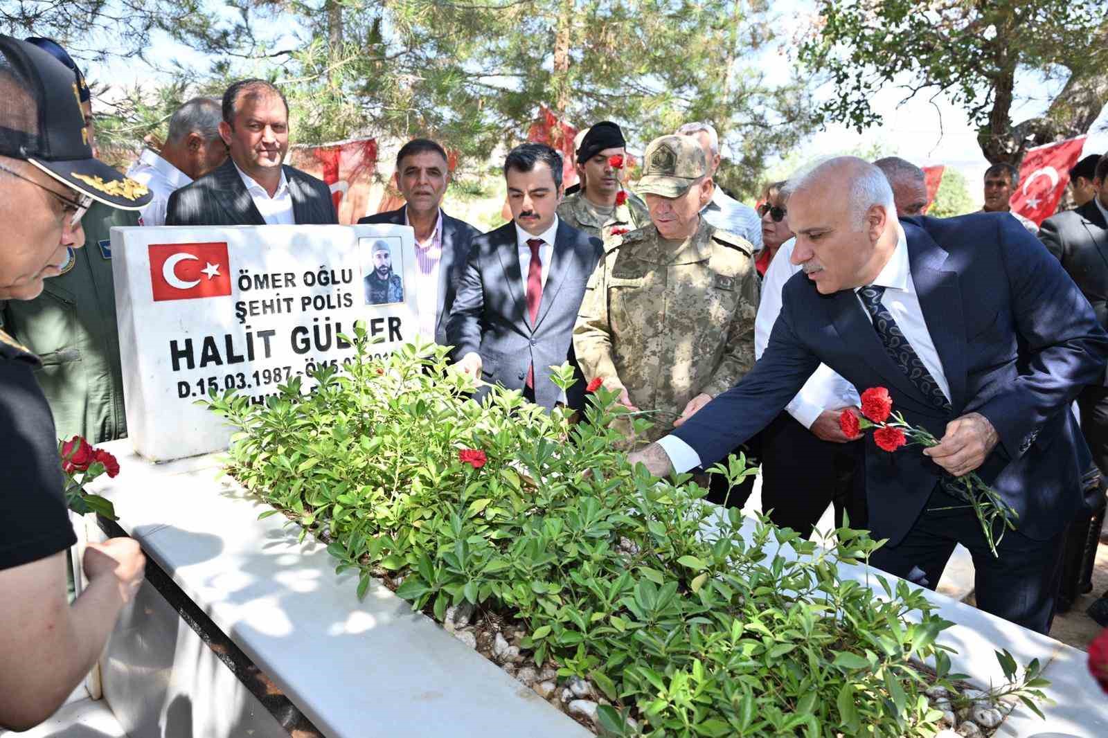 Diyarbakır’da 15 Temmuz şehitleri kabirleri başında dualarla anıldı