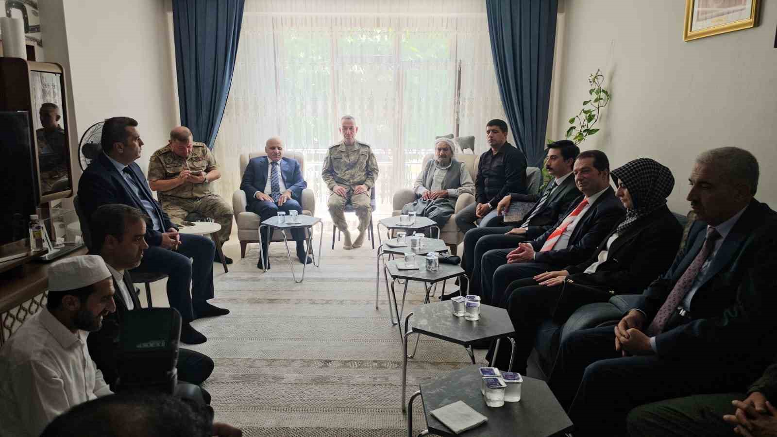 Diyarbakır&rsquo;da 15 Temmuz şehitleri kabirleri başında dualarla anıldı
