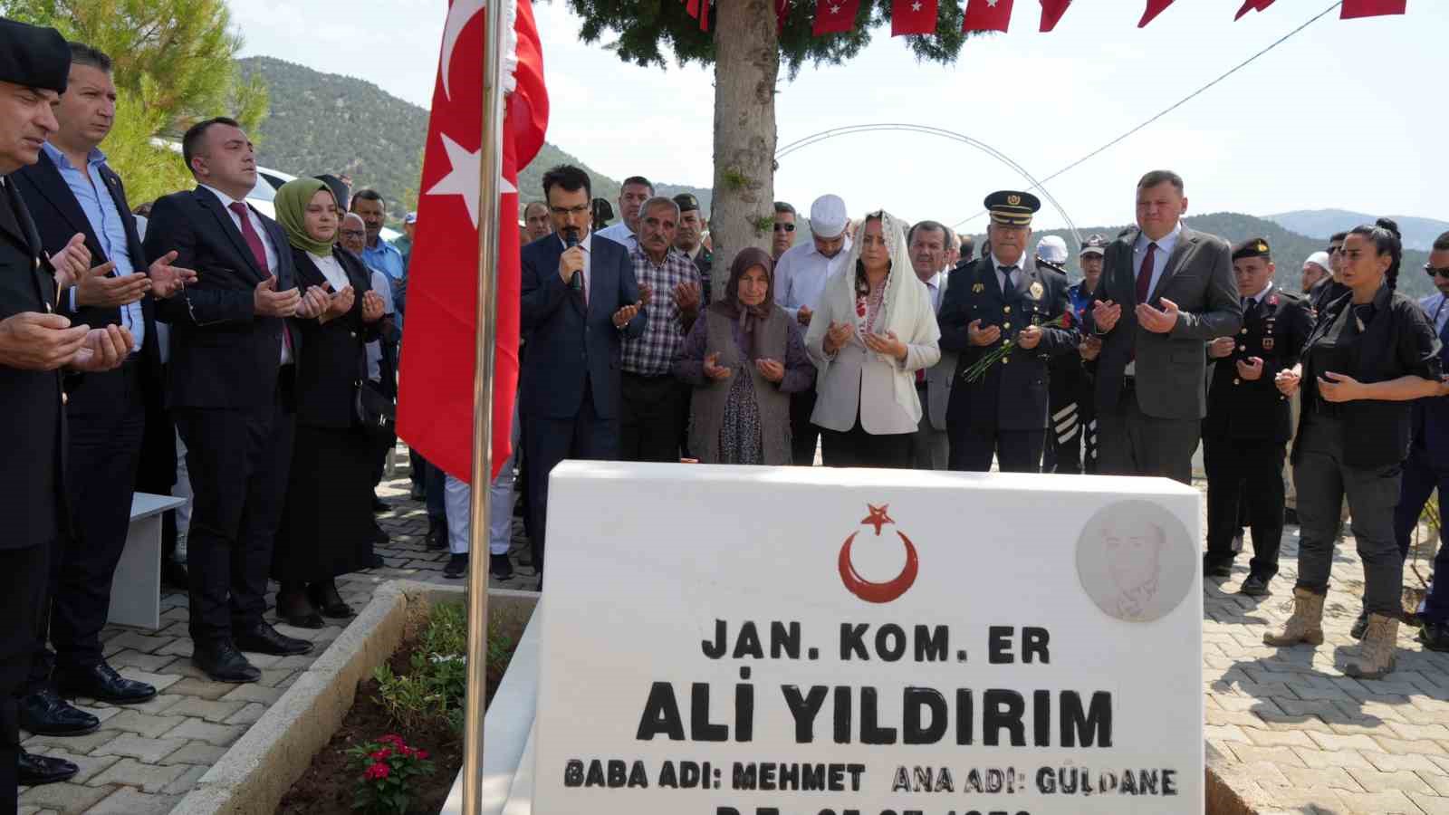 Burdur&rsquo;da 15 Temmuz şehidi ve ter&ouml;rle m&uuml;cadele şehidi mezarı başında anıldı
