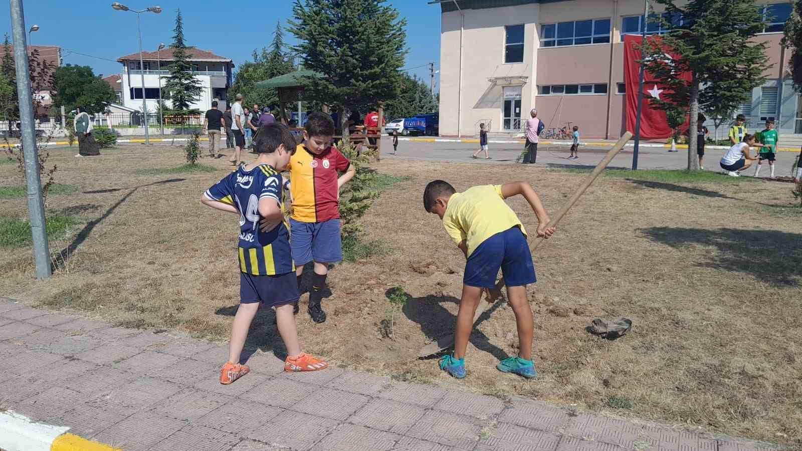 Fidanlar toprakla buluştu can suyu verildi
