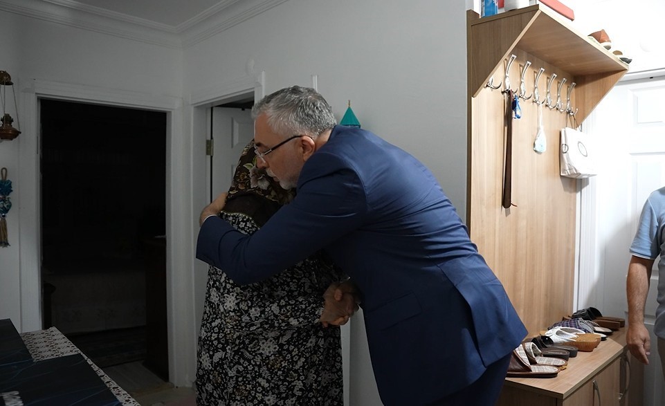 Bakan Işıkhan, Sosyal Güvenlik Kurumu personeli olan 15 Temmuz şehidi ailesini ziyaret etti