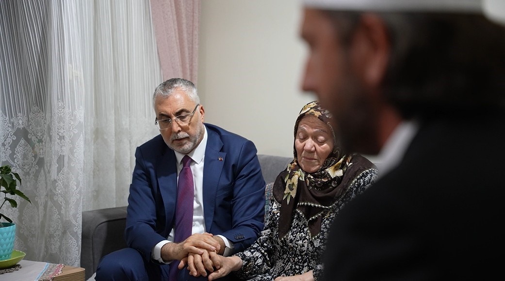 Bakan Işıkhan, Sosyal G&uuml;venlik Kurumu personeli olan 15 Temmuz şehidi ailesini ziyaret etti
