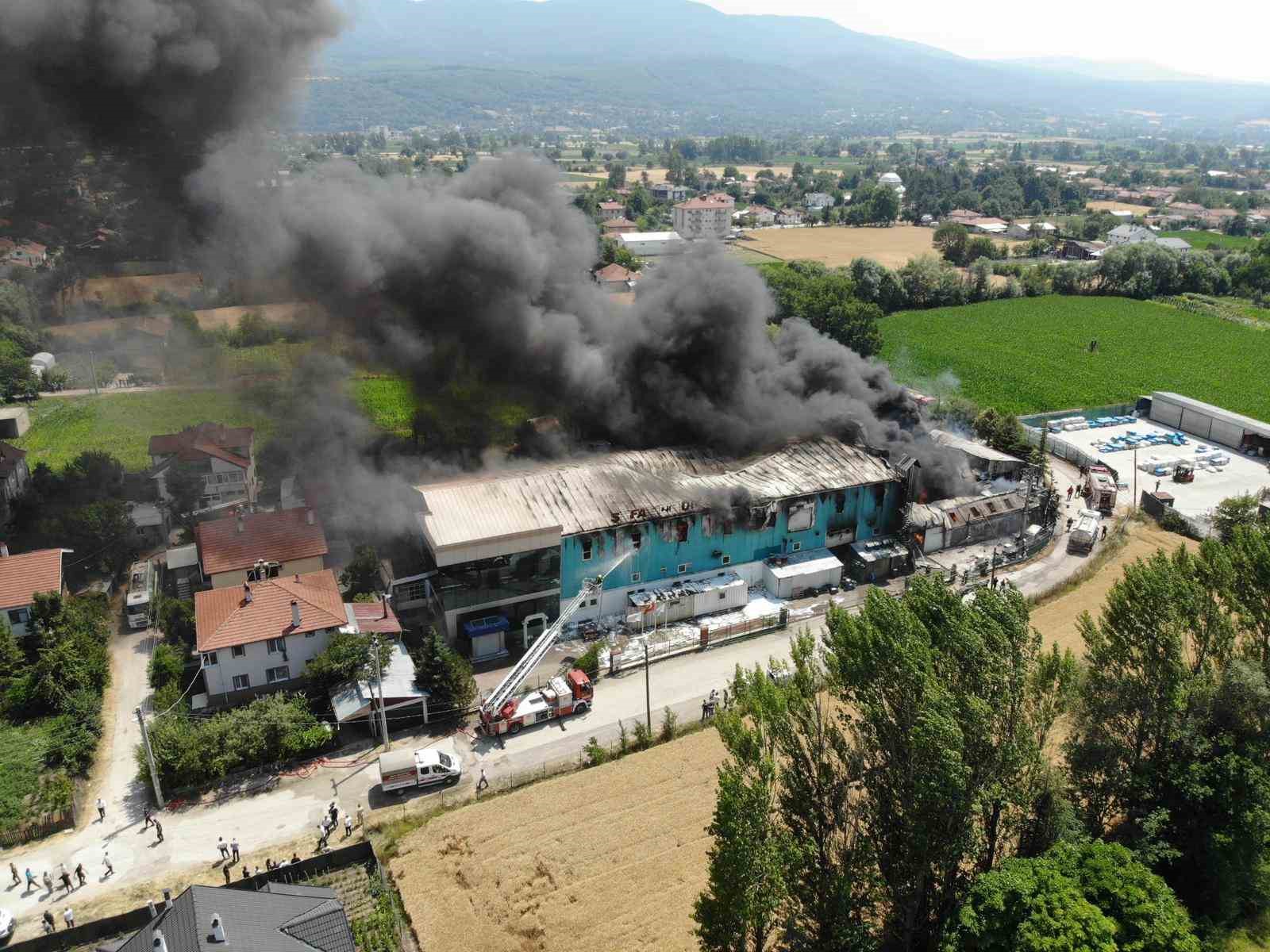 Bolu’daki fabrika yangını havadan görüntülendi