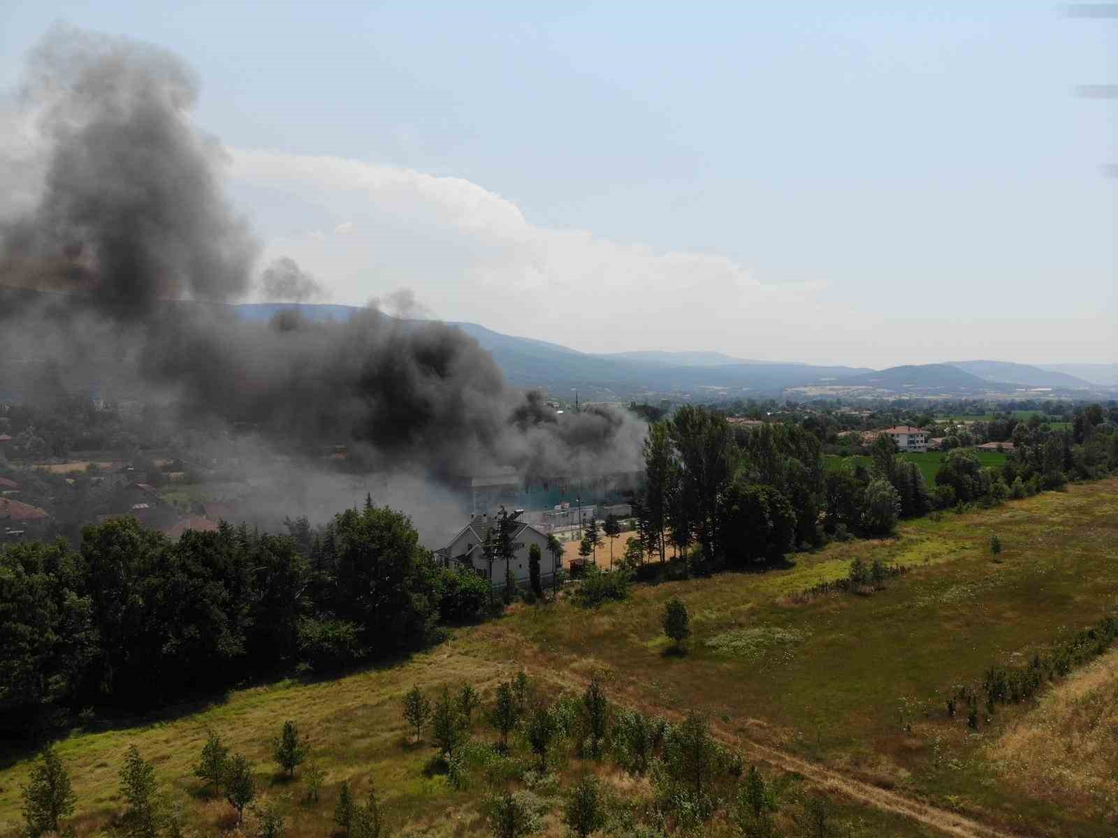 Bolu’daki fabrika yangını havadan görüntülendi