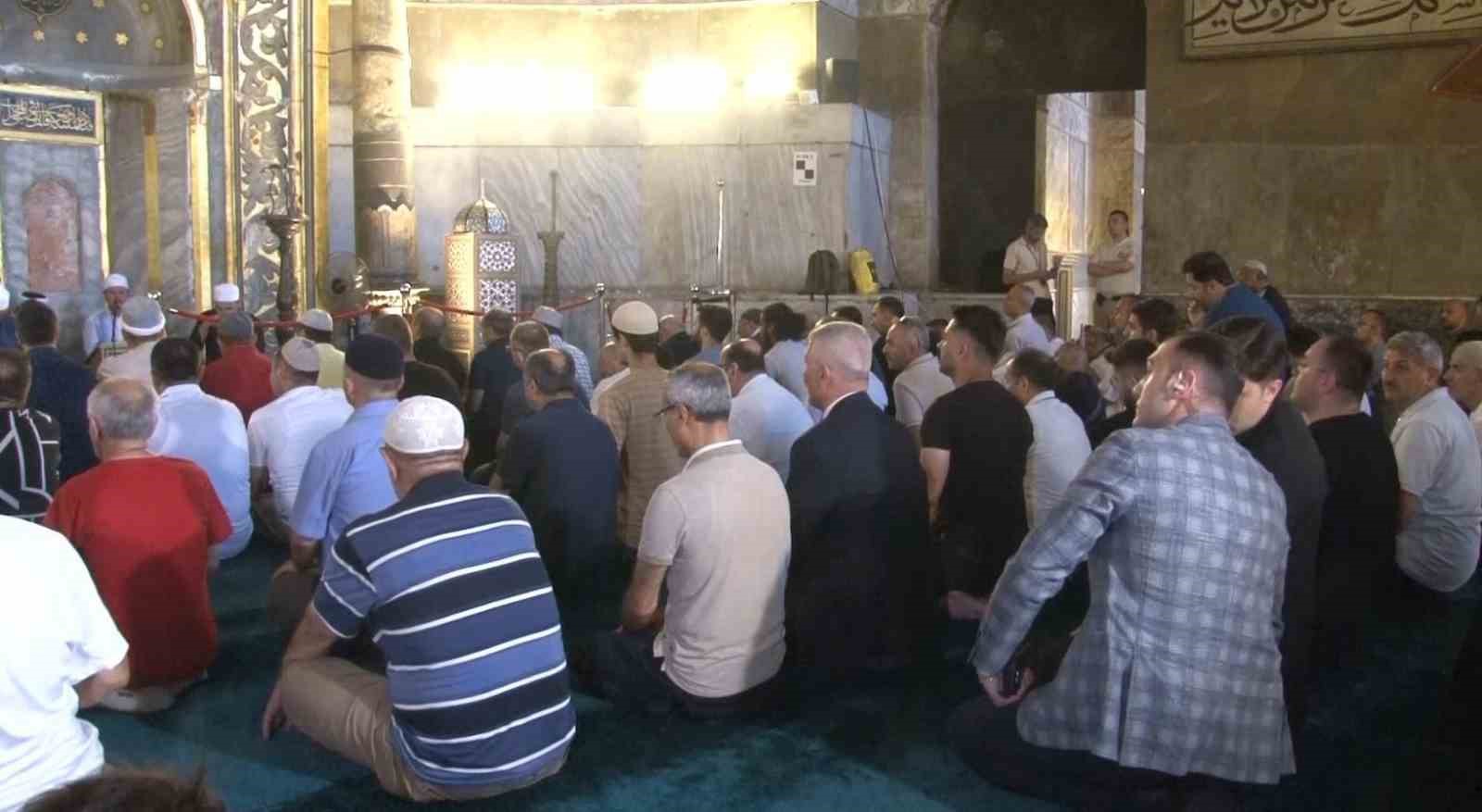Ticaret Bakanı &Ouml;mer Bolat Ayasofya-i Kebir Camii Şerifi&rsquo;nde d&uuml;zenlenen mevlit programına katıldı
