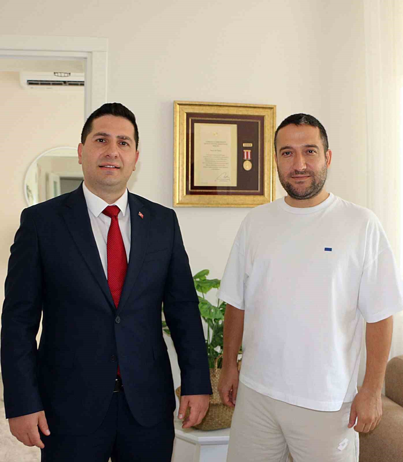 İl Sağlık M&uuml;d&uuml;r&uuml; &Ouml;zdemir, 15 Temmuz gecesi ilk m&uuml;dahaleyi yaptığı gaziyi ziyaret etti
