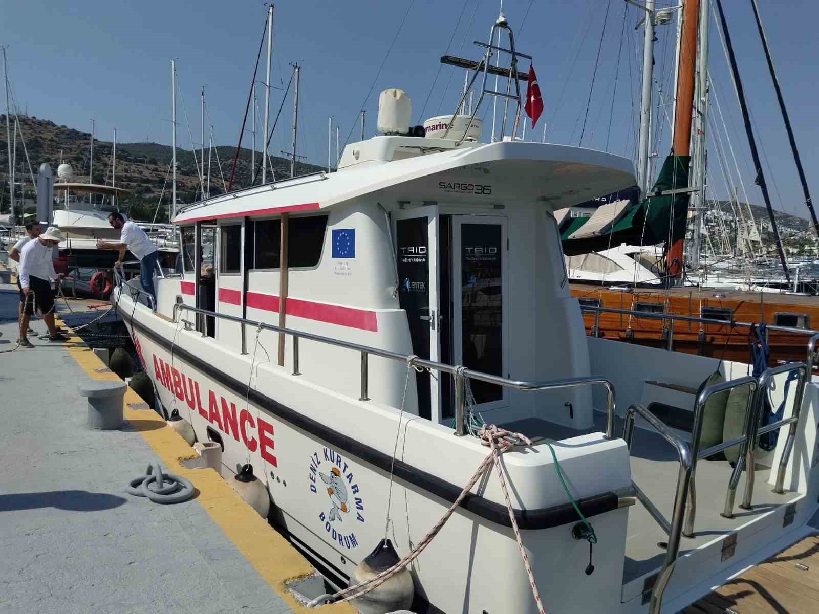 Gezi teknesinde d&uuml;şen personel deniz ambulasıyla tahliye edildi
