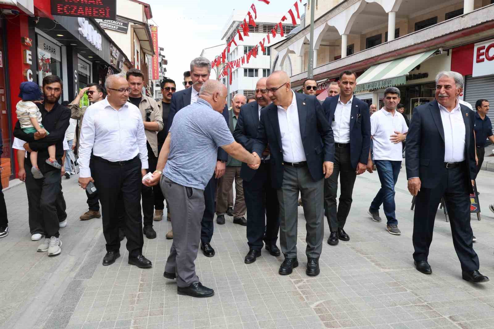 Ağrı Valisi Koç, Cumhuriyet Caddesi’nde esnaf ve vatandaşlarla 15 Temmuz’u andı