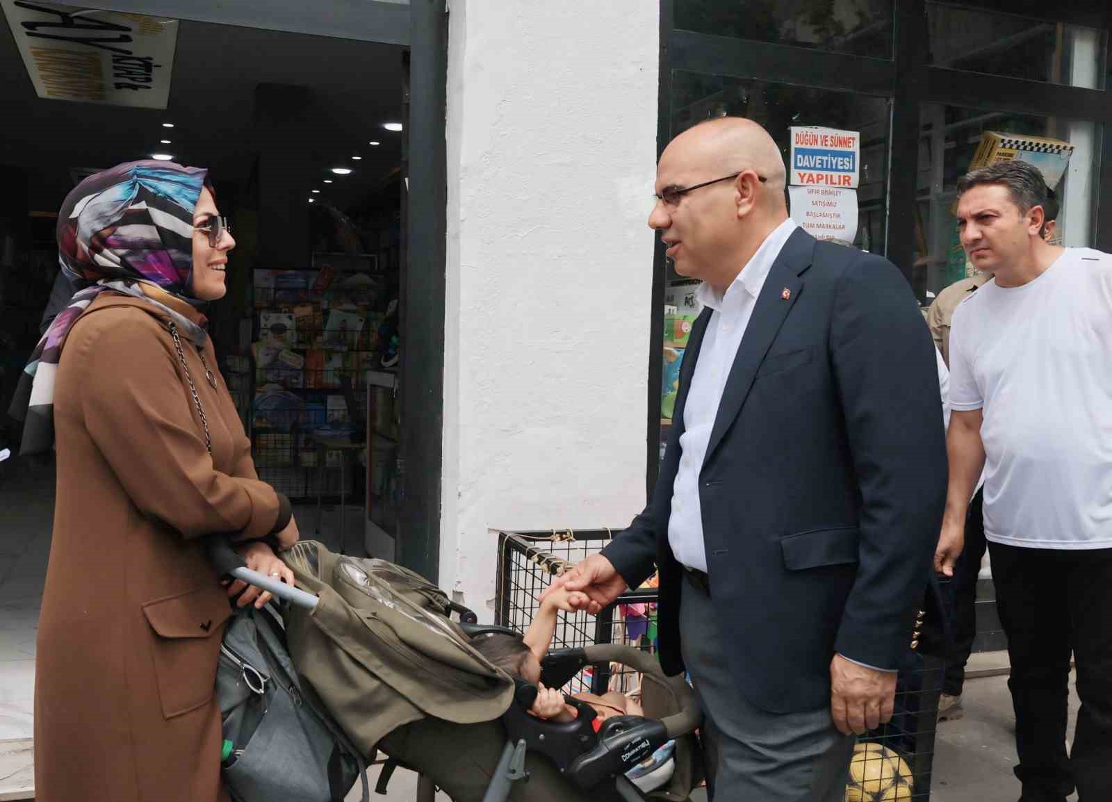 Ağrı Valisi Koç, Cumhuriyet Caddesi’nde esnaf ve vatandaşlarla 15 Temmuz’u andı