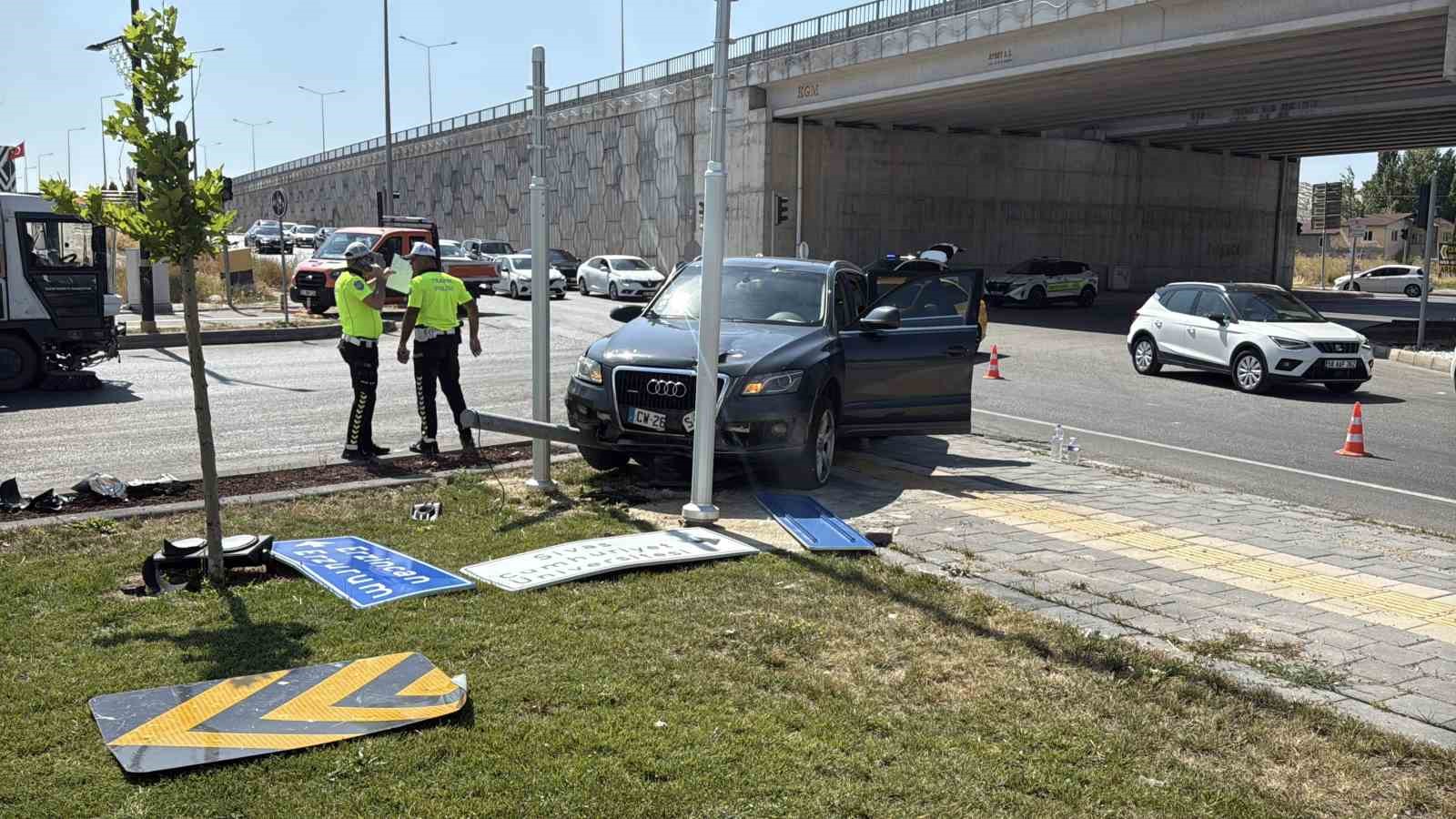 Kavşakta iki otomobil &ccedil;arpıştı, 6 kişi yaralandı
