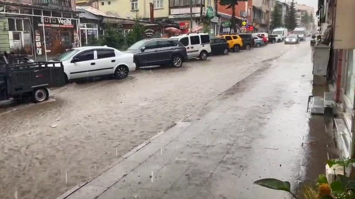 Sarıkamış&rsquo;ta sağanak yağmur: Caddeler g&ouml;le d&ouml;nd&uuml;
