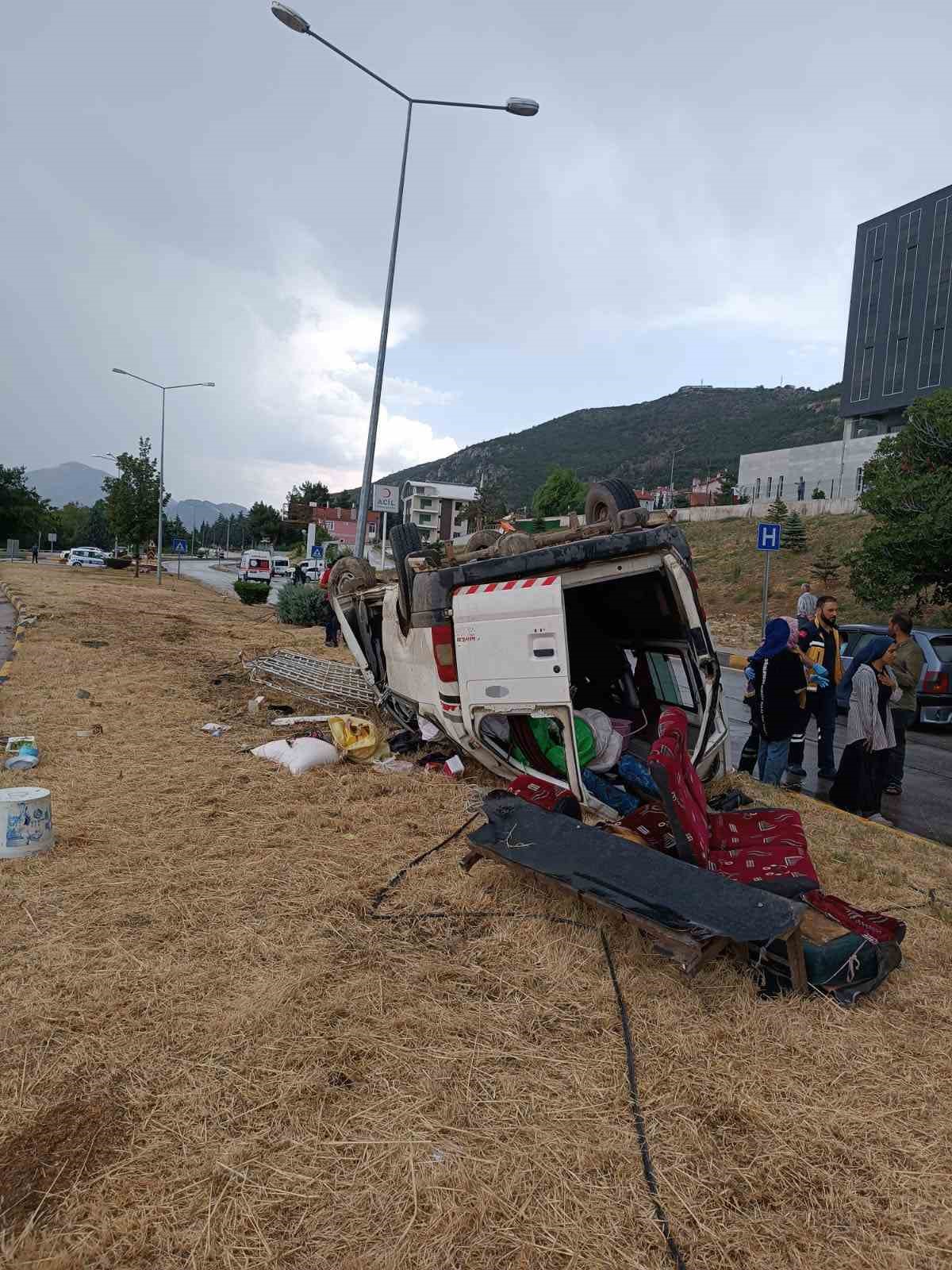 Yağmur nedeniyle kayganlaşan yolda minibüs devrildi: 1’i ağır 9 kişi yaralandı
