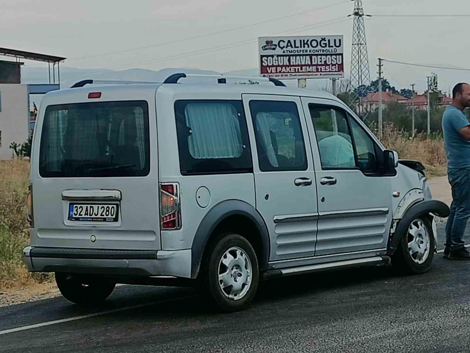 Isparta&rsquo;da iki otomobil kavşakta &ccedil;arpıştı: 3 yaralı
