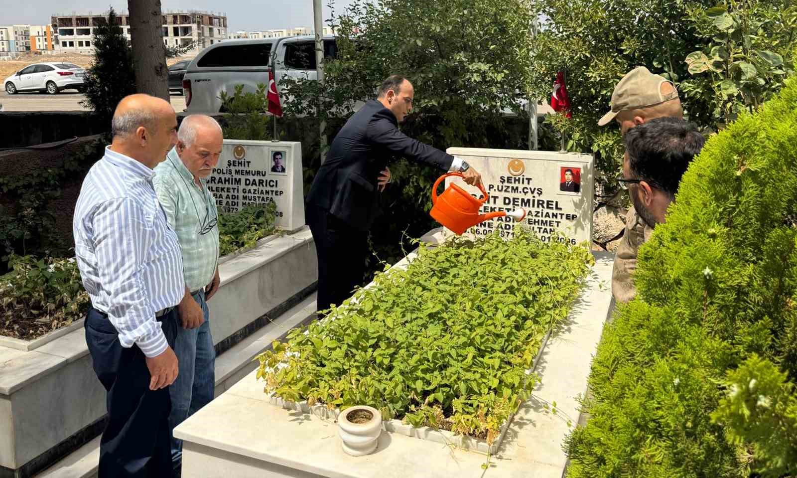 Araban’da 15 Temmuz şehitleri anma programı kapsamında şehitlik ziyaret edildi