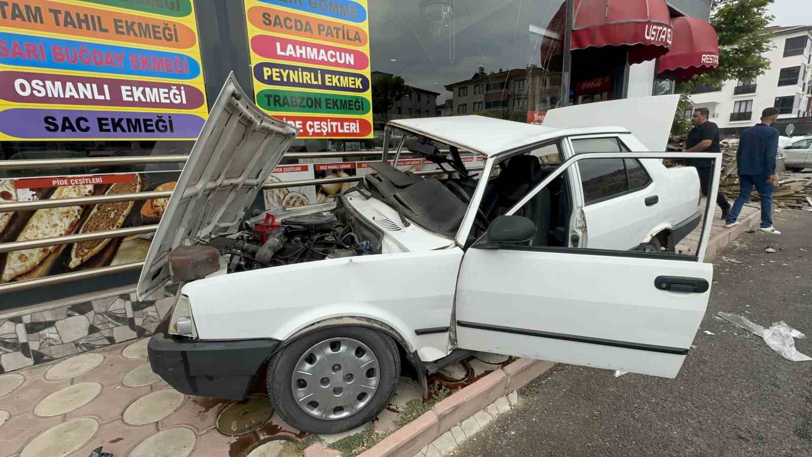 Elazığ&rsquo;da zincirleme trafik kazası: 3 yaralı
