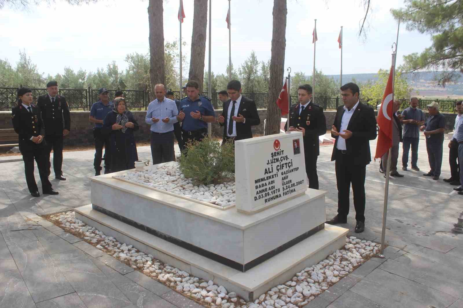 Yavuzeli’nde 15 Temmuz şehitleri anma programı kapsamında şehitlik ziyaret edildi