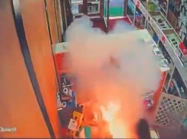 Bingöl’de cep telefonu bataryası bir anda patladı: O anlar güvenlik kamerasında