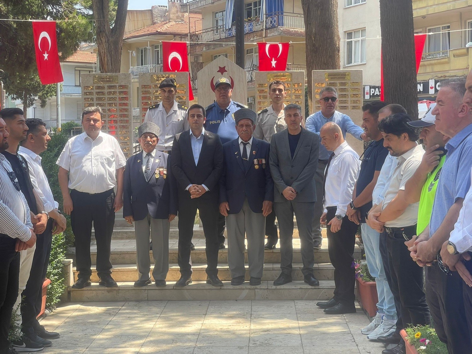 Önce şehitlik ardından şehit ailesi ziyaret edildi