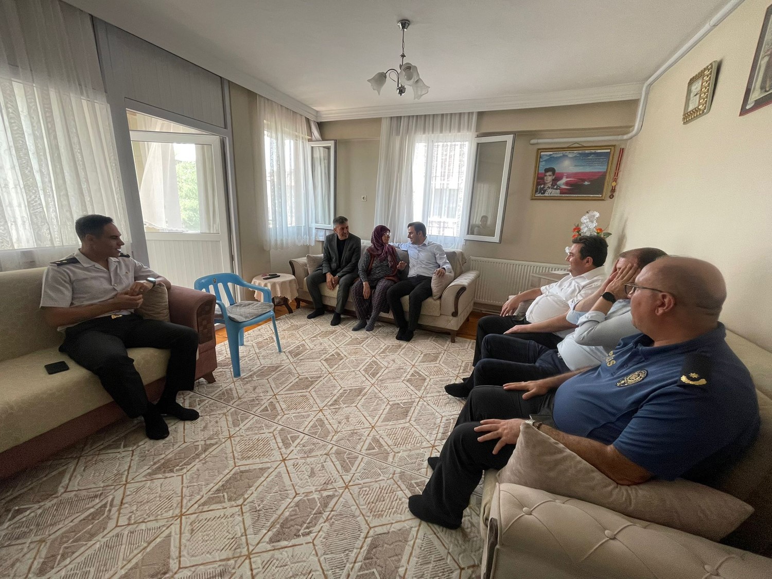 &Ouml;nce şehitlik ardından şehit ailesi ziyaret edildi
